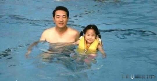 台湾前省长宋楚瑜带着女儿宋镇迈早年在公园游泳，年轻时候的宋楚瑜也是英姿飒爽。女儿