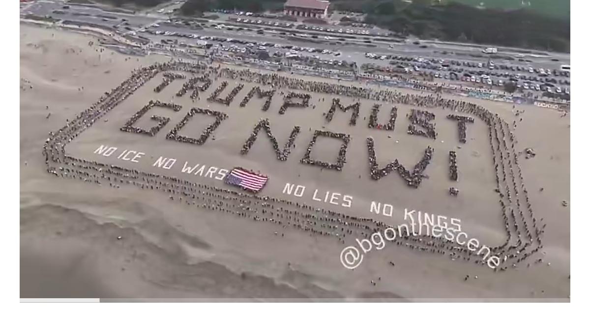 昨天在反对特朗普的“不要国王”抗议活动中，一群抗议者在加利福尼亚州旧金山的海滩上