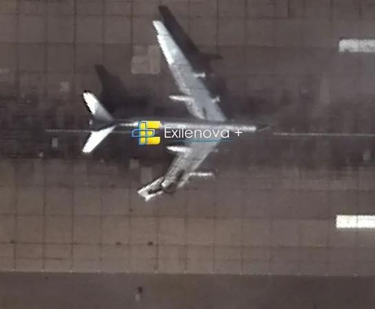 图文：卫星图片显示俄恩格斯空军基地一架图-95轰炸机右翼三分之一被乌无人机撞击脱