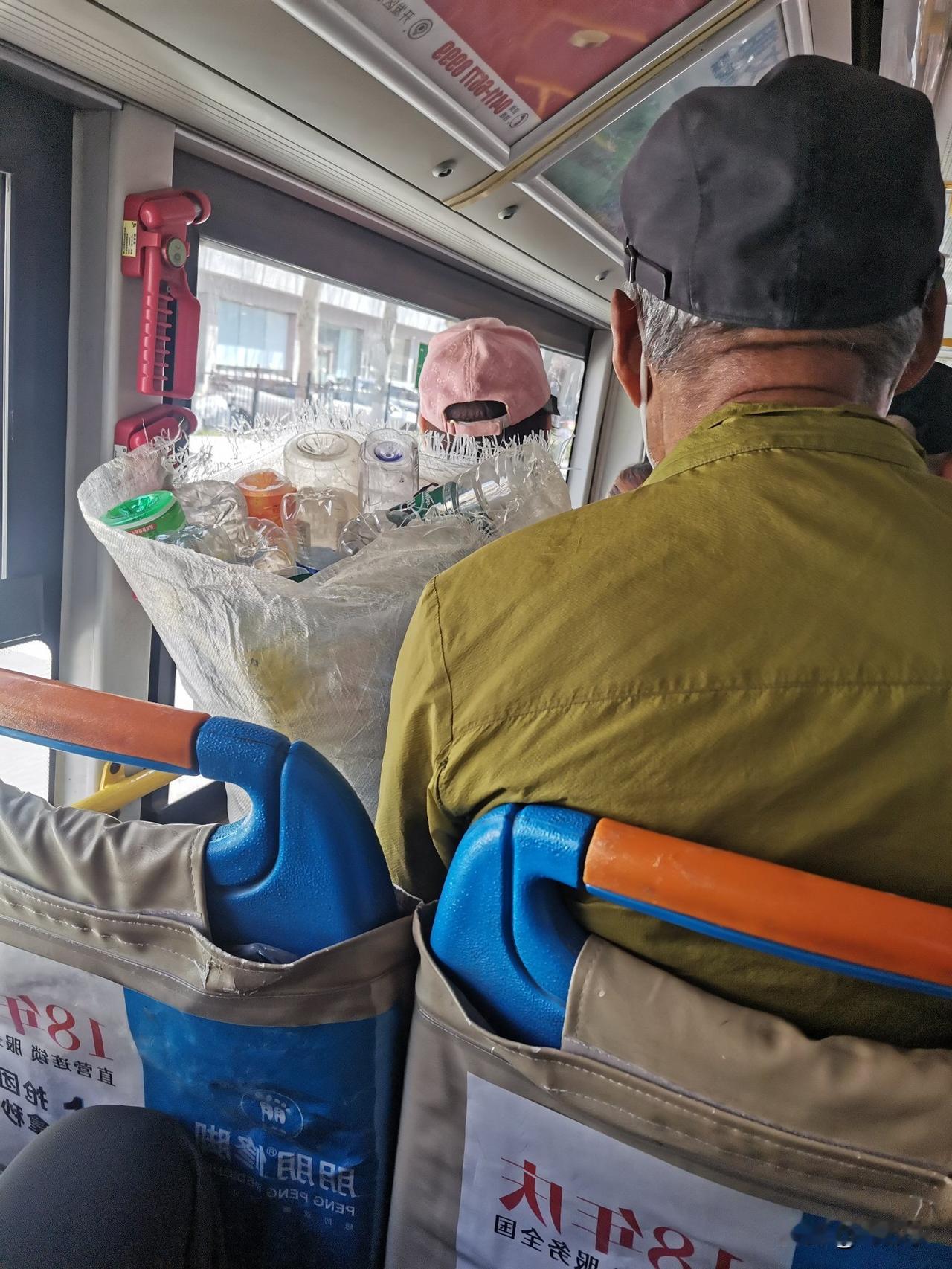 这人可真不要脸，免费坐车还把矿泉水瓶放坐上。让他让一下他还态度不好，这种人真越老