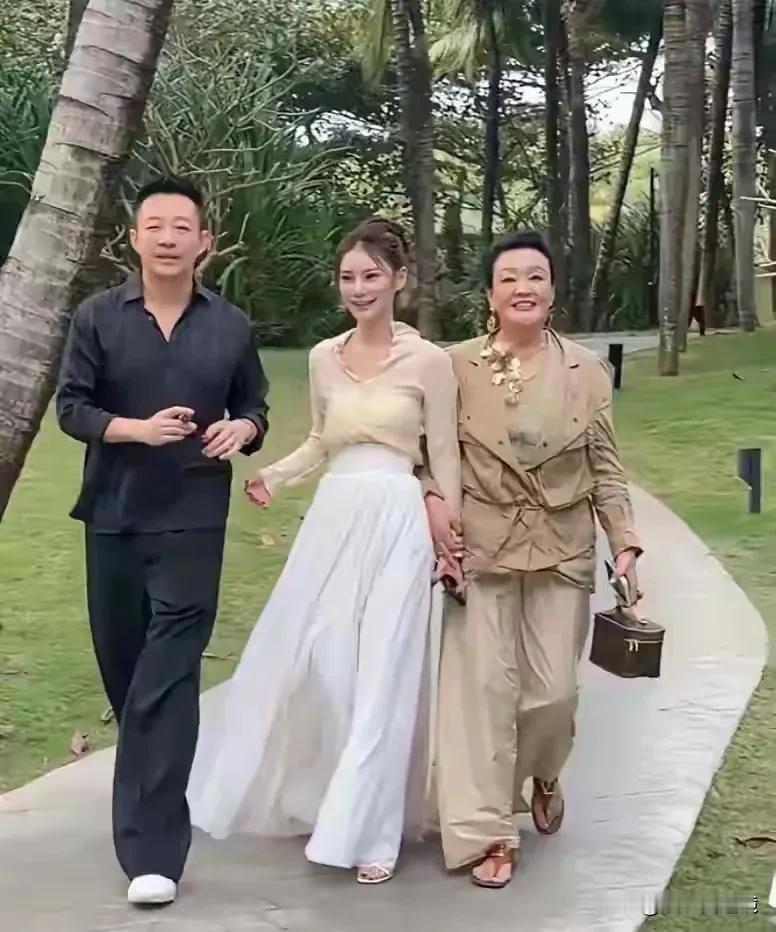 这一家人现身于三亚，看起来非常幸福和谐。
这一家人始终是话题人物，近年来在网络上