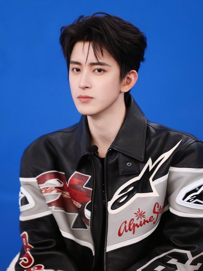 张真源敖瑞鹏教李晨打麻将看张真源敖瑞鹏教李晨打麻将啊！从规则到出牌一点点教，晨哥