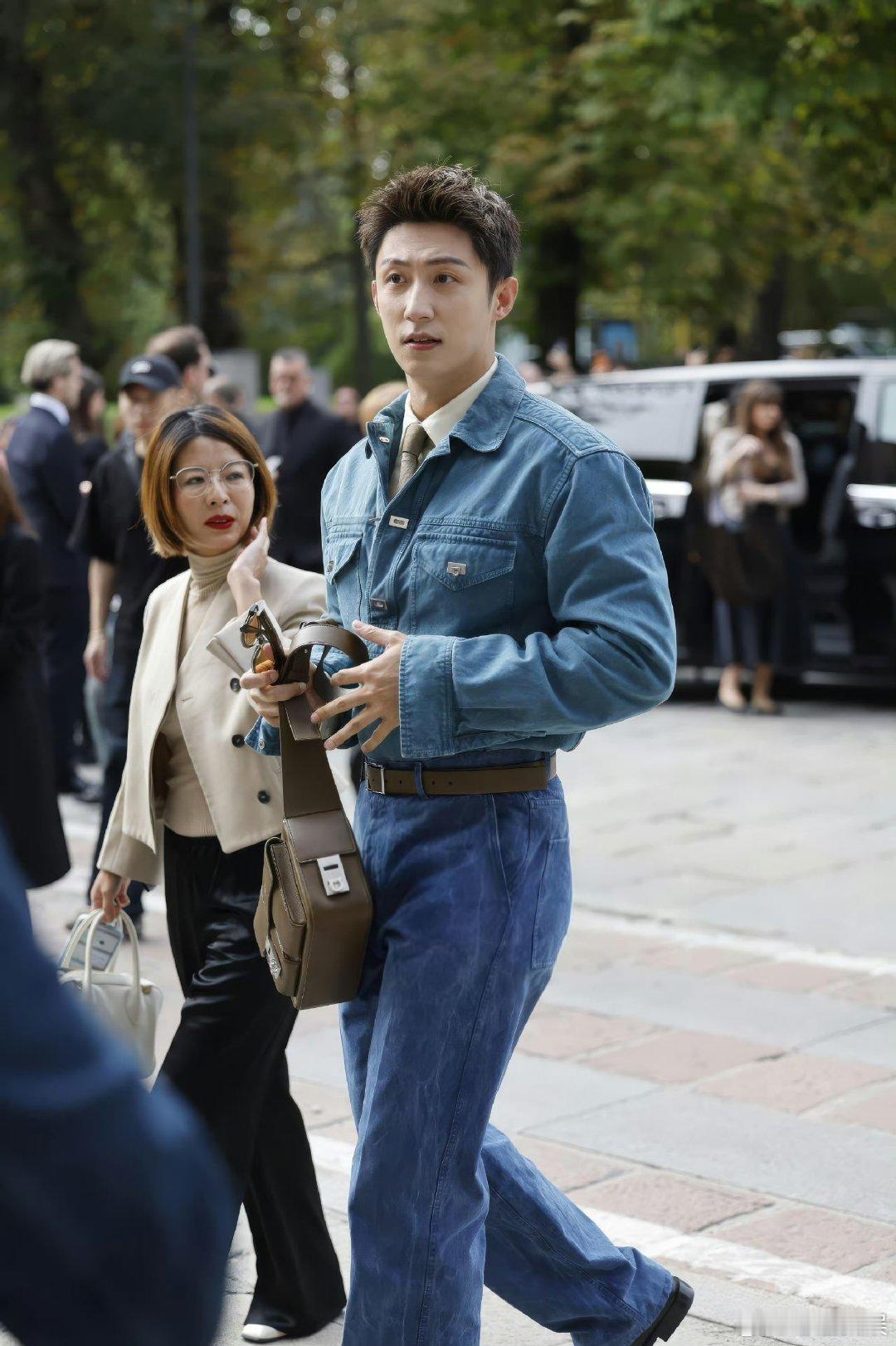 黄景瑜松弛帅气的好状态黄景瑜这张也太超过了吧米兰时装周生图来袭！黄景瑜牛仔套装搭