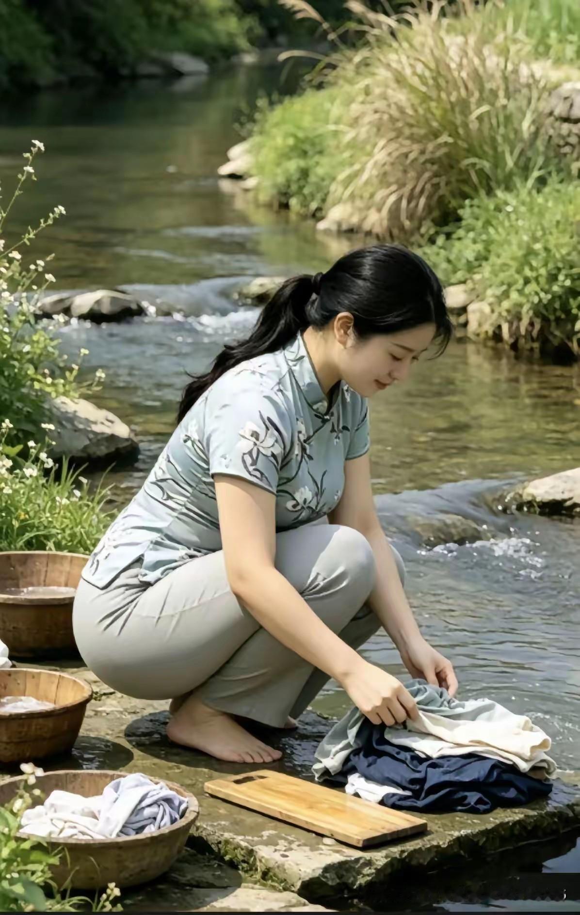 山间溪水潺潺，青石浸润着清凉，

一袭素雅碎花衫，复刻了旧年月里温柔的烟火。
