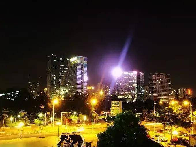 在这个美好的季节里，我们辛勤劳作，不畏艰辛。

我们深知，幸福不会主动降临，喜悦