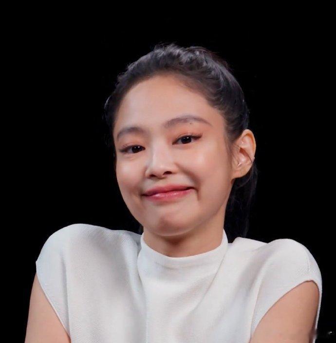 Jennie一出场，可爱暴击轻松来袭！那甜美模样，仿佛自带粉色泡泡，谁能逃过这萌