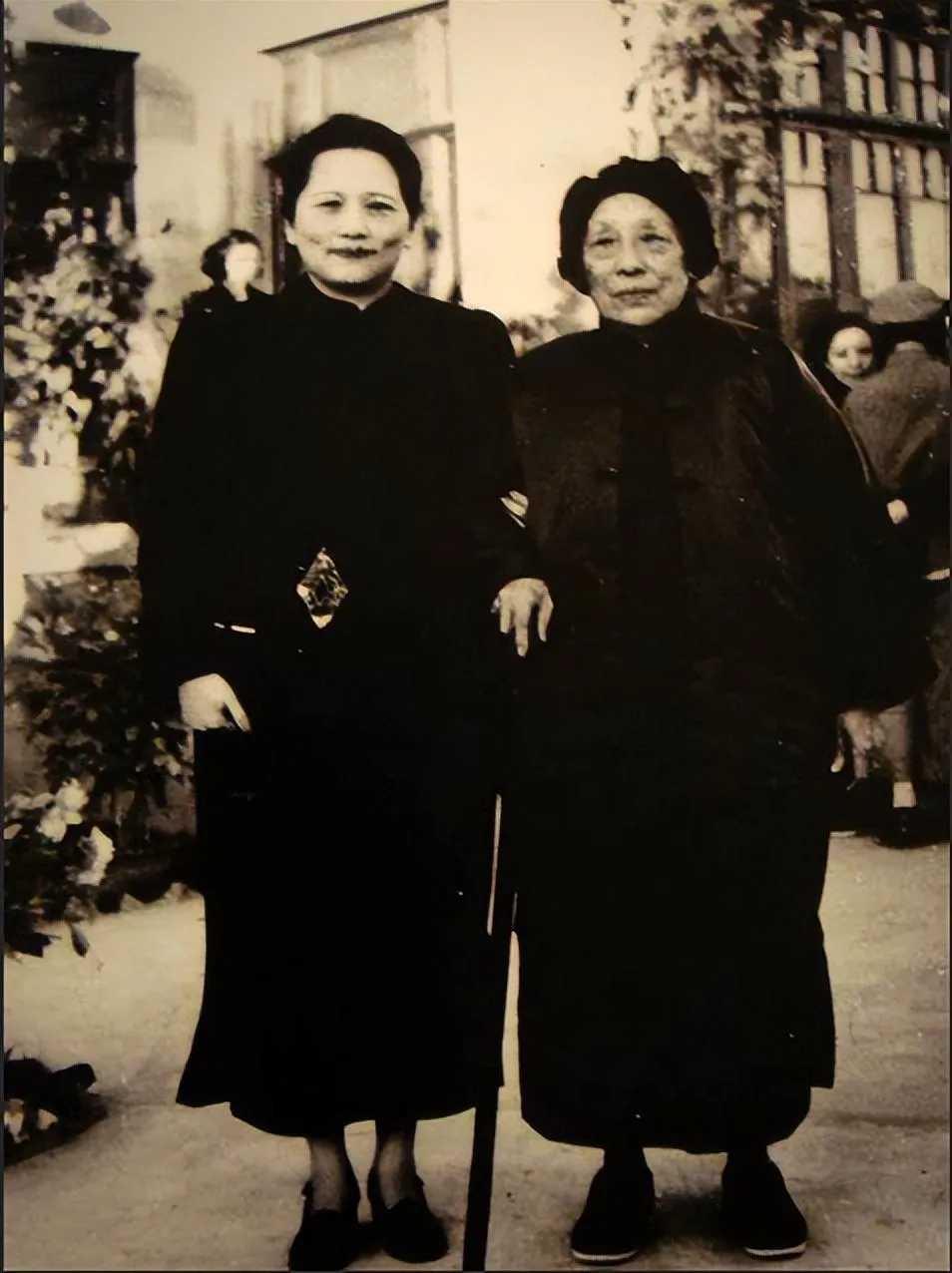 上世纪，宋庆龄，与何香凝两位中国妇女界杰出代表 一张合影留念，难得一见，无比珍贵