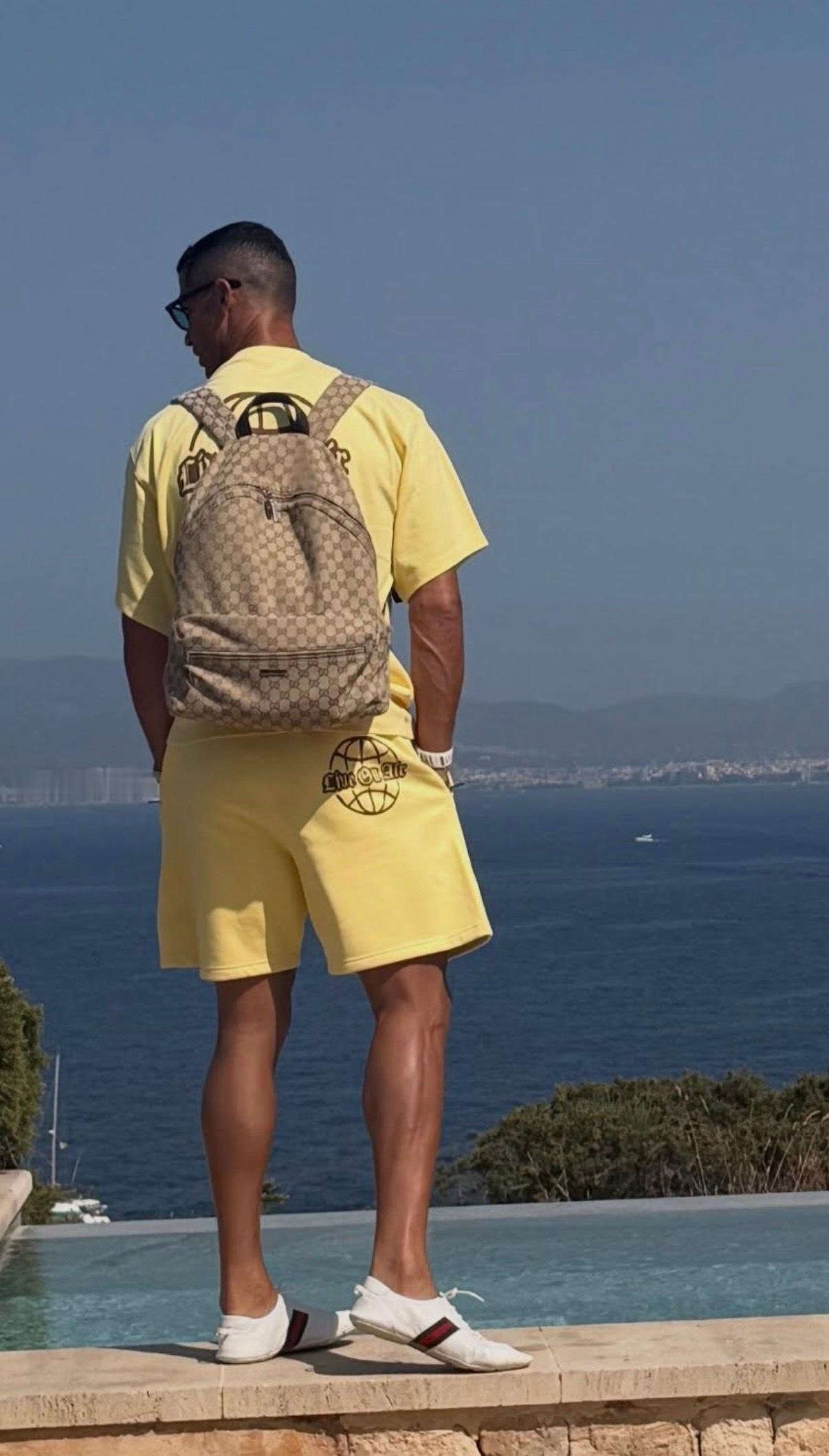 C罗  真的几乎没穿过这个可爱的小鸡黄颜色衣服搜了一下原来是nike的Solo 