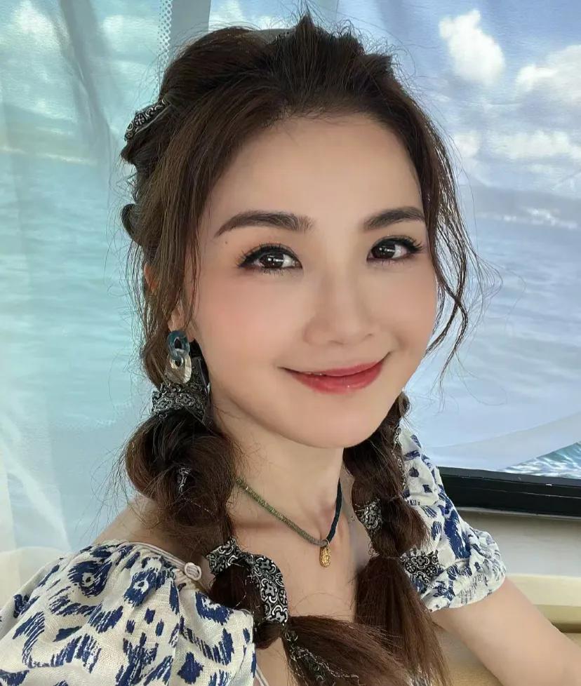 蔡卓妍石恒聪分手!!!
据港媒，近日有消息称蔡卓妍与百亿麻将馆太子爷男友石恒聪分