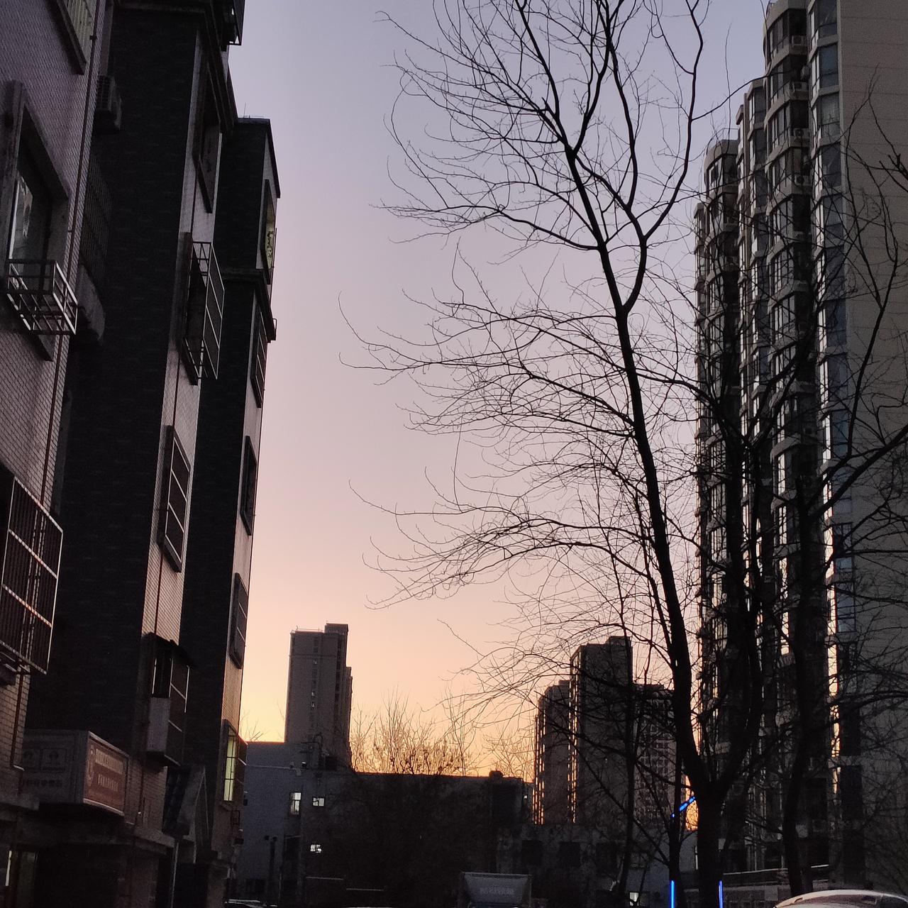 取决于自己内心的取舍，一个内心充满贪念的人，永远被欲望和攫取心所掌控，终日为获取