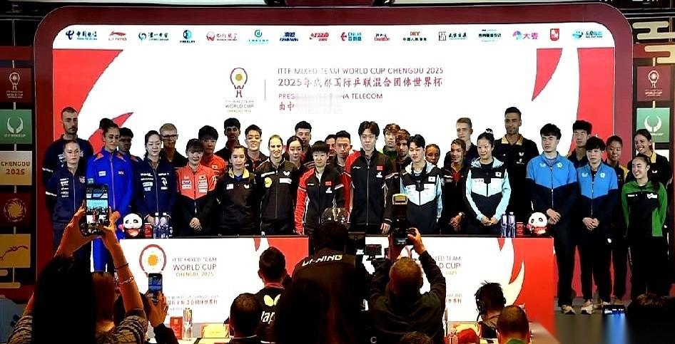 我真笑不活了家人们。
安宰贤你看看你，那嘴角都快咧到王楚钦耳朵根儿了！不知道的还