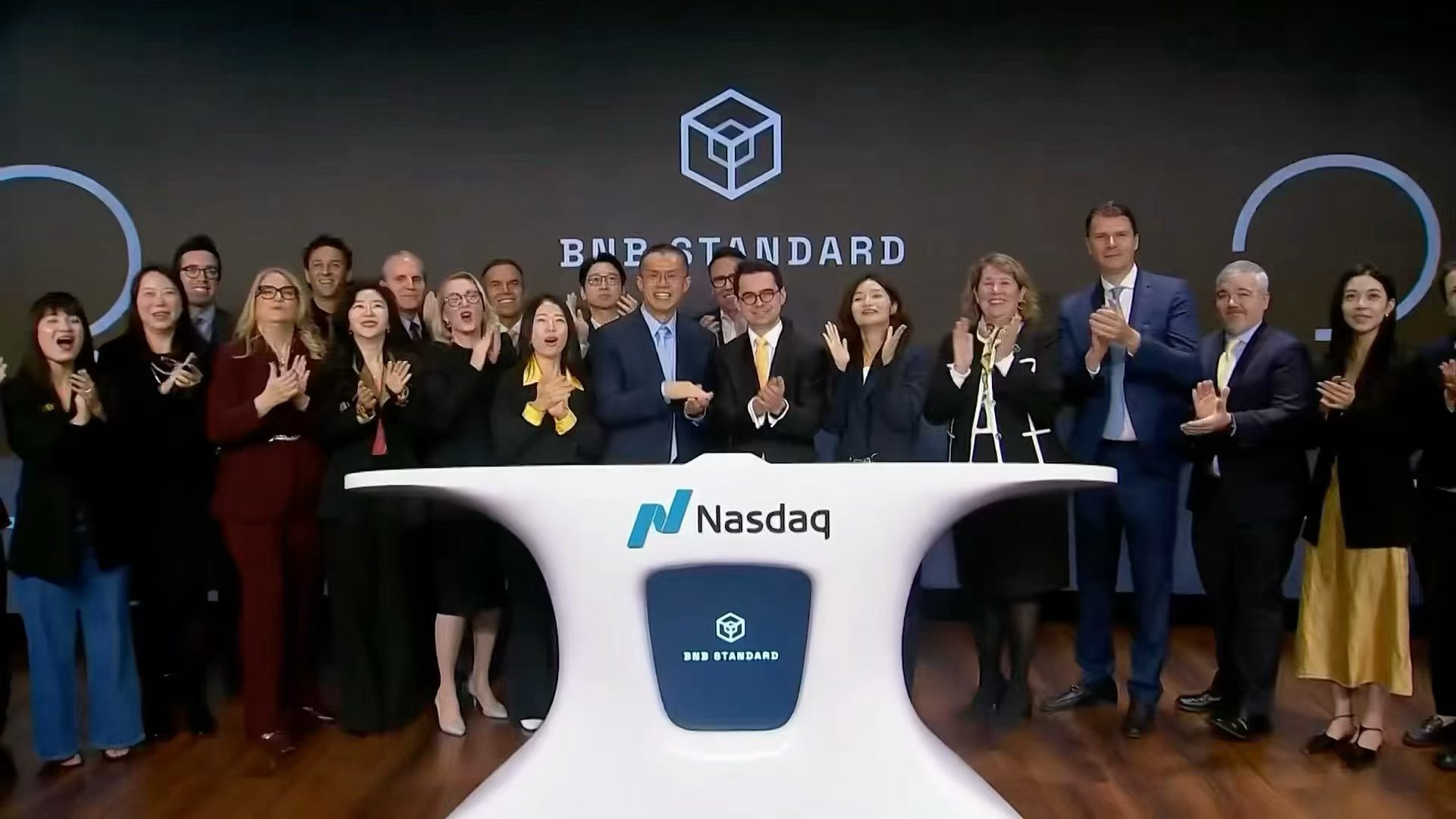 🏦 时隔八年，CZ再度现身纳斯达克开市钟现场。BNB Standard Cor