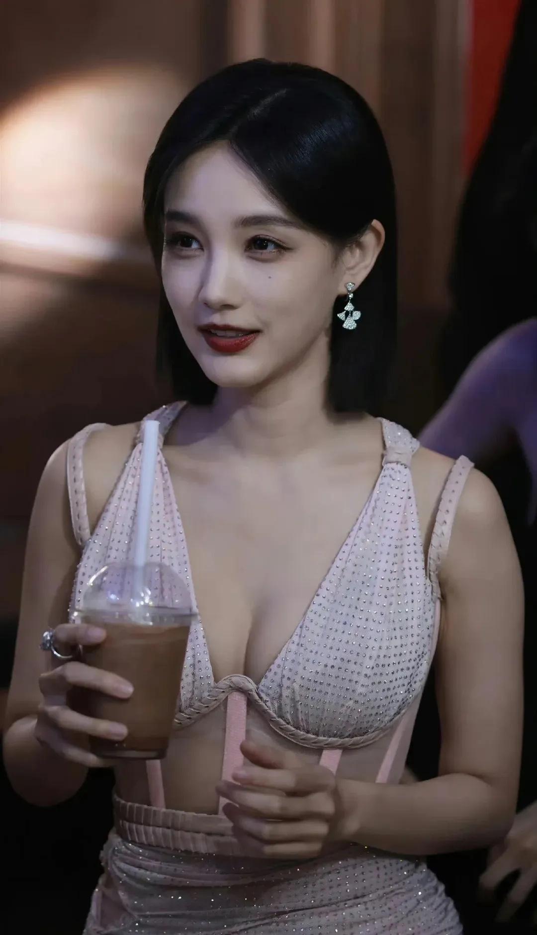 李一桐的身材真的绝了！

她1990年出生，

毕业于北京舞蹈学院，身高165c