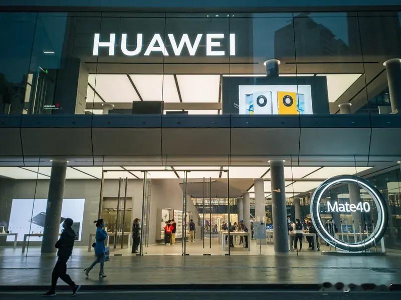 华为手机连续两周力压苹果登顶国内市场，这份成绩单令人振奋。这不仅是一次市场份额的