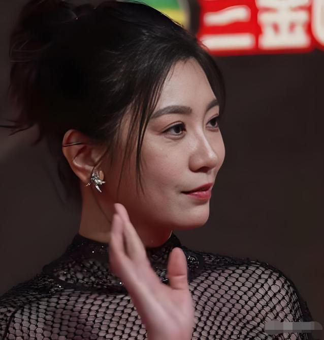 贾静雯 50多岁身材颜值依然在线，连侧颜都那么的美！虽然在高清镜头下眼角细纹、面