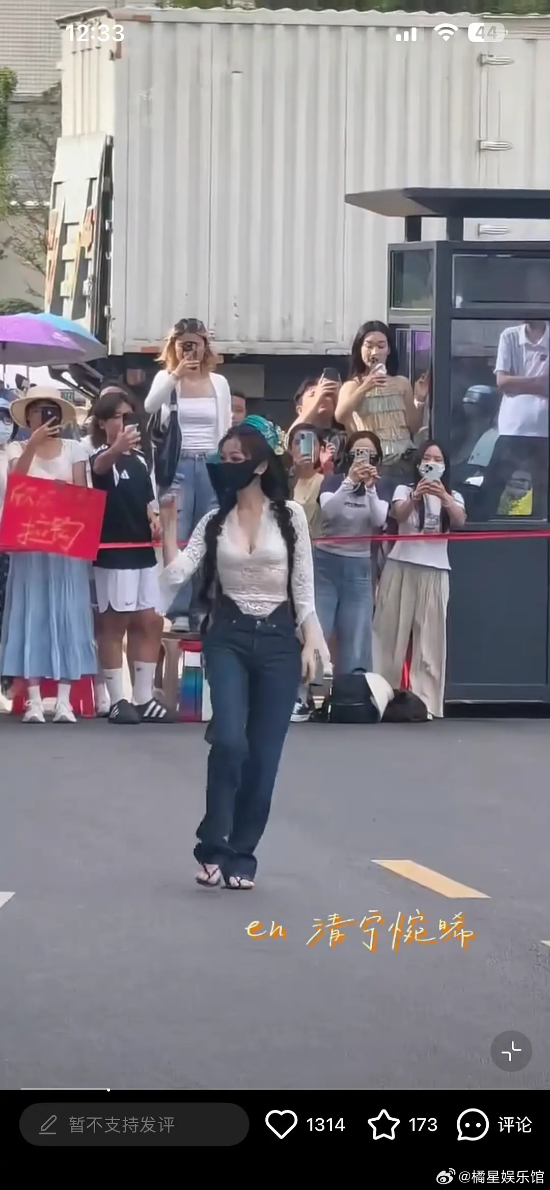 这好看吗，这上衣真的不适合她