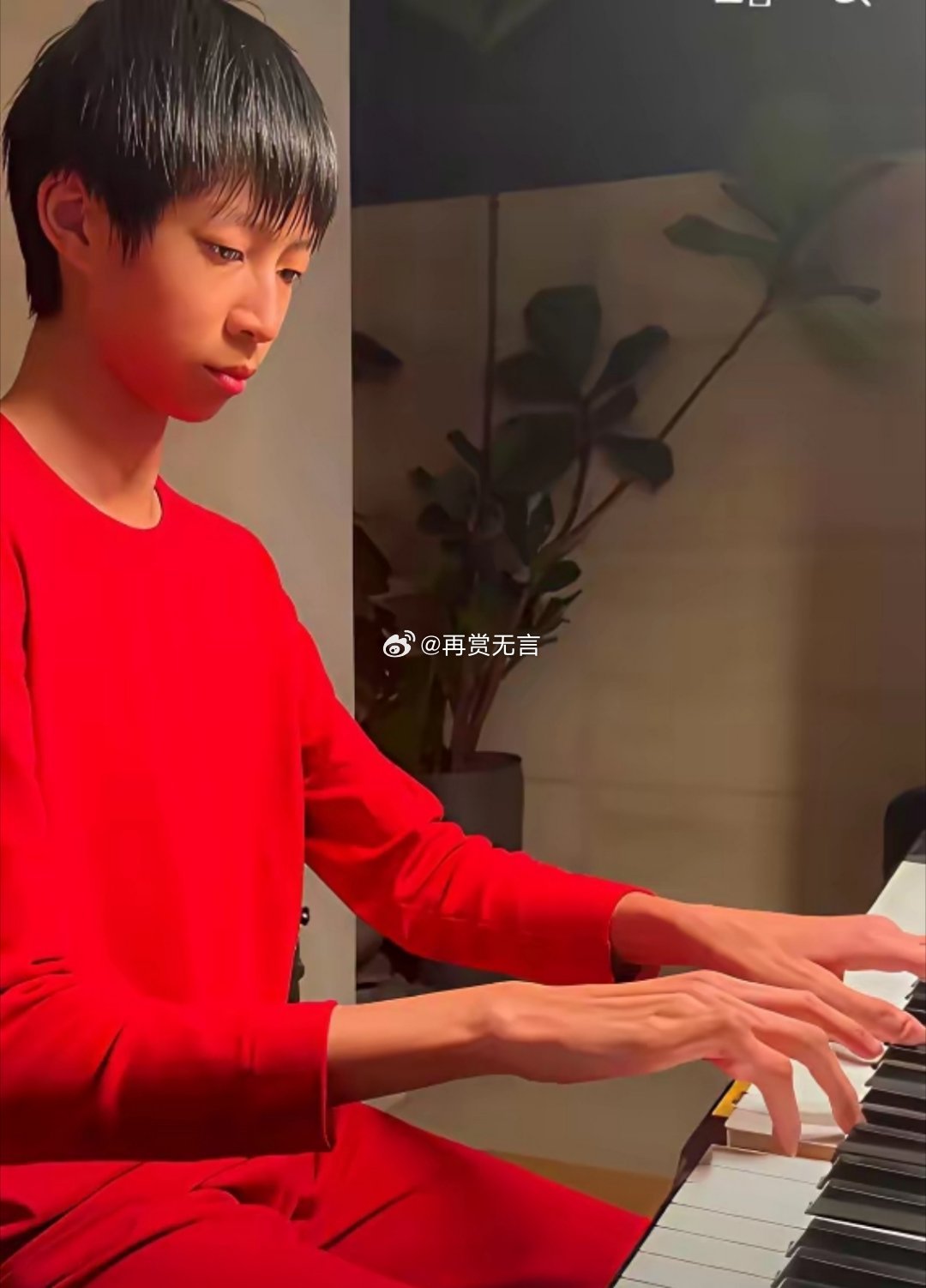 姚晨的儿子，居然没有遗传她的大嘴巴，不过这手还挺漂亮的！ 