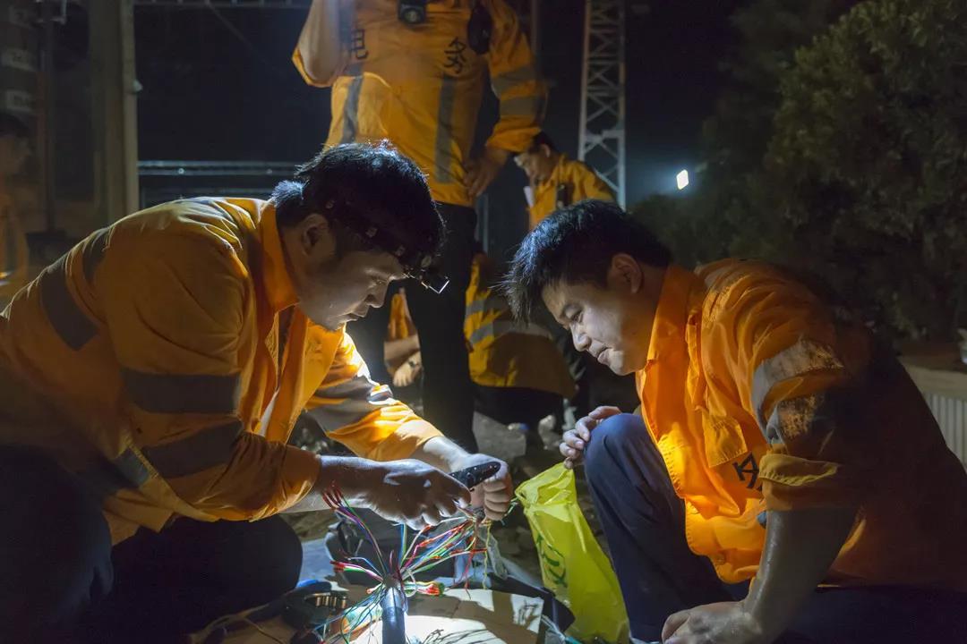 最近全网都在传：铁路下半年要集体涨工资。
 
作为身在局内的一线职工，说句最实在