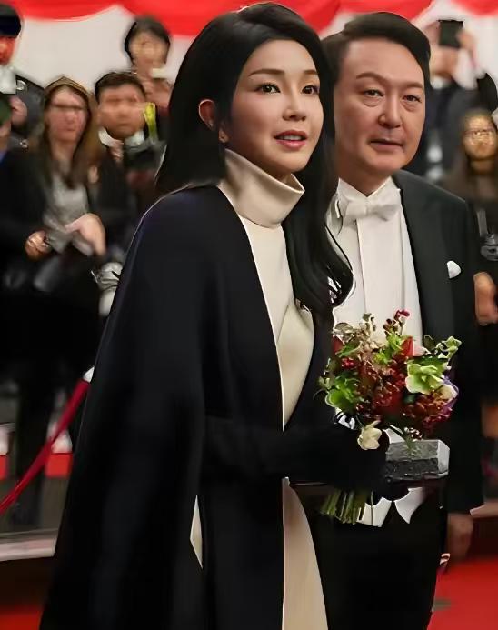 李在明的胸襟远不如文在寅，他对金建希太狠了，你对付尹锡悦倒也罢了，真没必要连金建