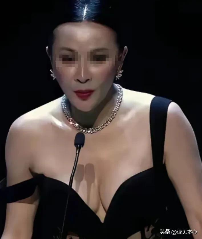 有个很奇怪的事情：
 女人的胸部是隐私部位，陌生人看不得，更摸不得，那不是应该好