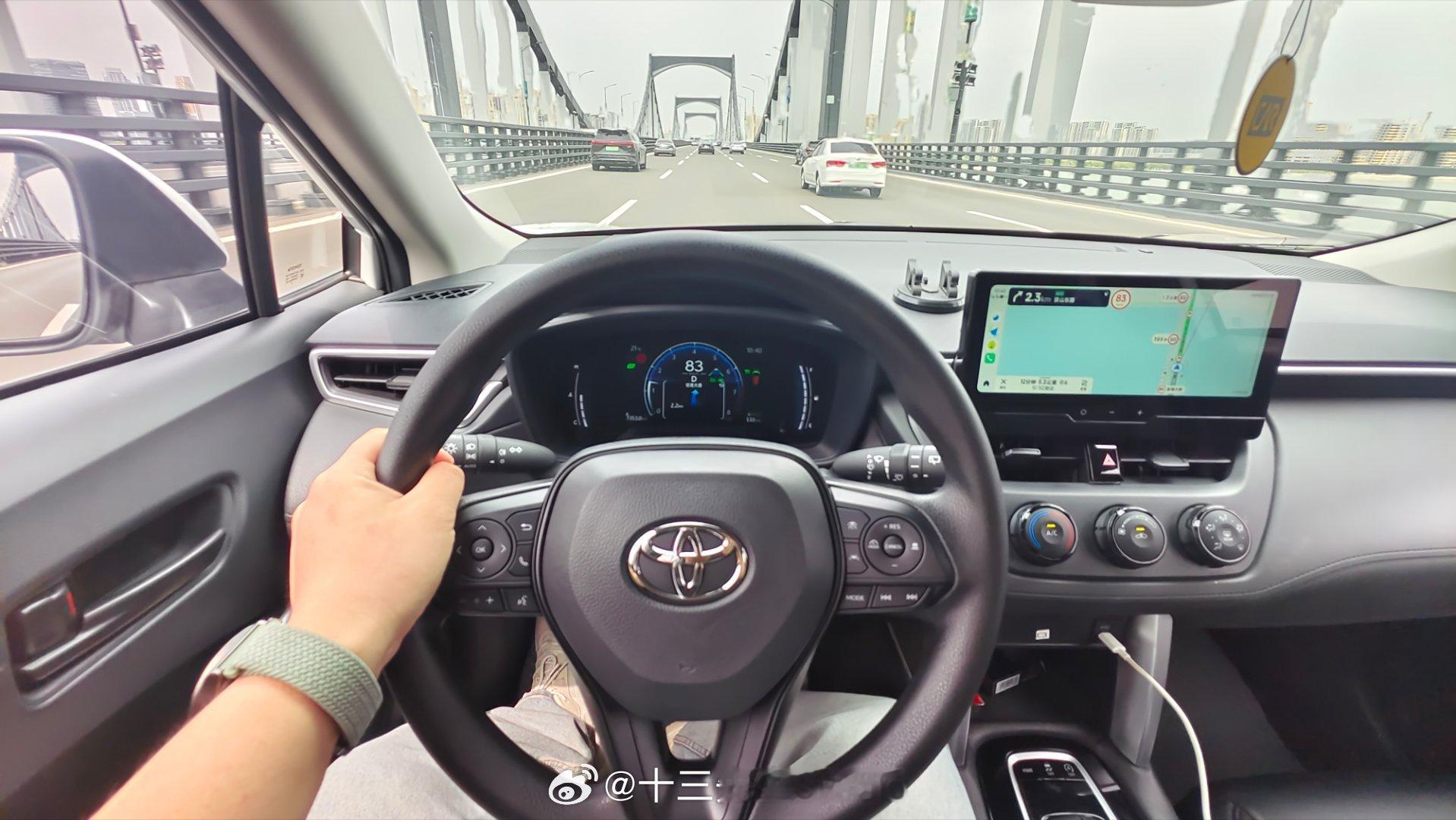 这两天出差租了一台卡罗拉锐放，可能是太久没有开这个级别的油车了，还真待需要适应适