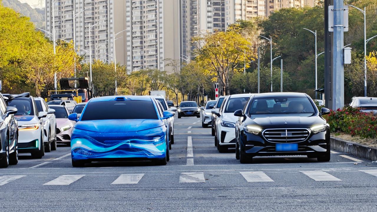 近日，一组身披厚重迷彩伪装的比亚迪路试车谍照在网络流传，疑似海洋网全新高端8系双