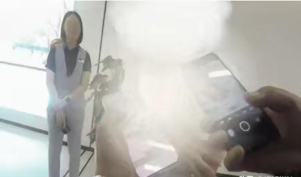 浙江嘉兴，18岁的小伙子需求旺盛，在厕所里扫了个码说能约美女开房，小伙子就准备去