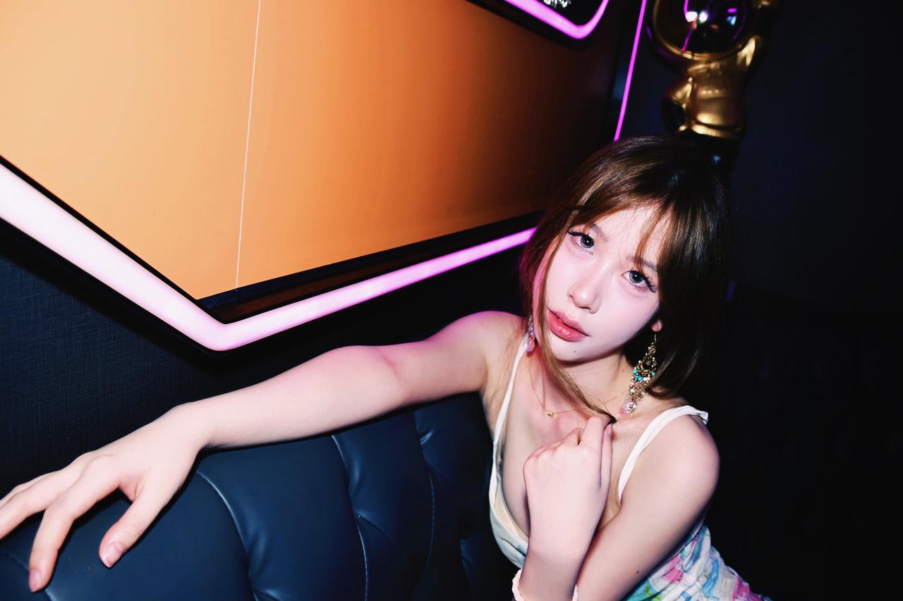 来自我和模特的一拍即合！
刷到一组在ktv的样片，晚上就火速去拍🥰🥰
模特：