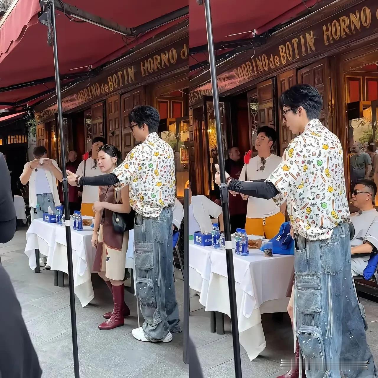 金靖在刘宇宁面前显得很娇小啊！刘宇宁这189的身高也是少有的。
刘宇宁如今成了电