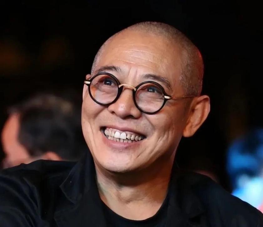 看完李连杰最近的采访，真挺扎心的。他说当年摔断腿、胳膊都能好，唯独甲亢这病，直接