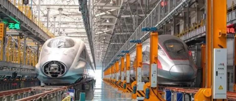 中国为什么执意要发展高铁，而不是廉价航空？因为中国在做一个赌注，赌得就是你用电，