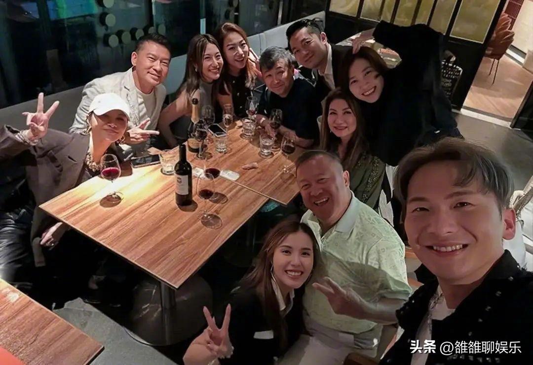 72岁的曾志伟老毛病又犯了。

网友：都一把年纪了，何必呢？老了还要耍流氓。
