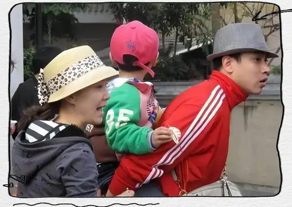 有个爸爸在等地铁时，左手拎着包，右手还提着东西，根本没手抱女儿。没想到小姑娘啥也