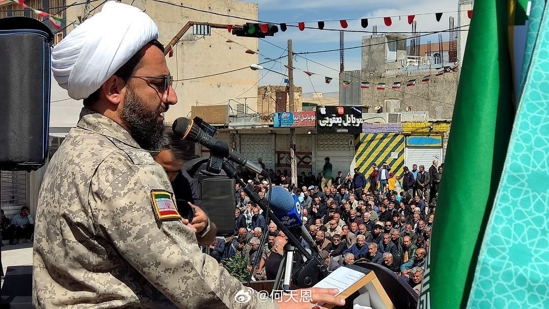 今天，伊朗的周五祈祷，清真寺的教长们身着军装。这是自美以发动战争以来，他们在接到