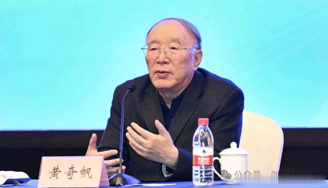 黄奇帆被称为政坛不倒翁，是王立军事件中把王立军劝出美驻成都领事馆的人，避免了一场
