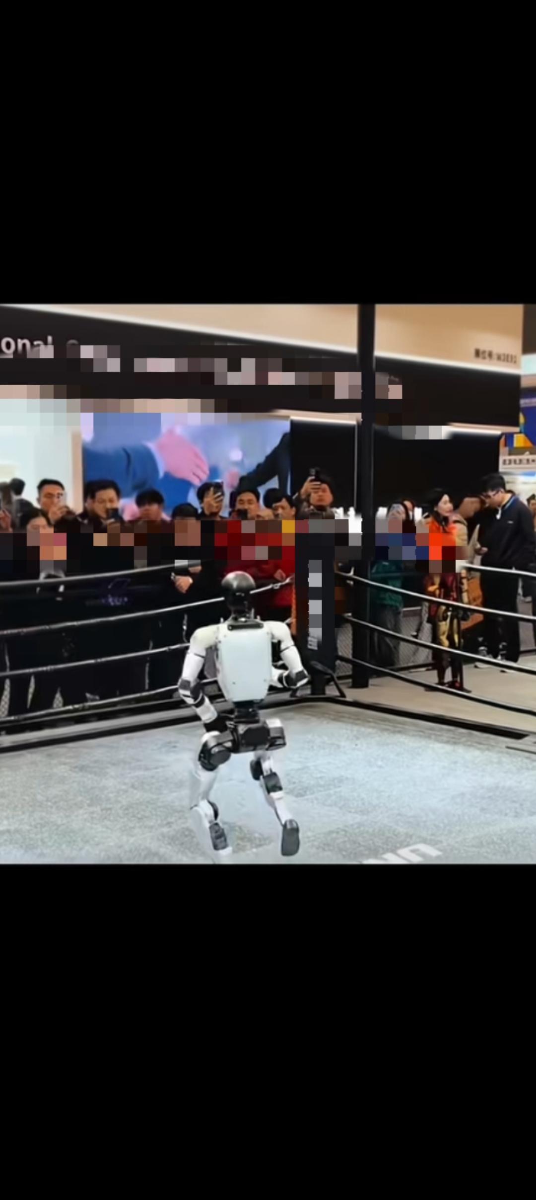 原来现在所谓的智能机器人也是后面有工作人员用遥控器进行遥控啊？

很多人认为这个