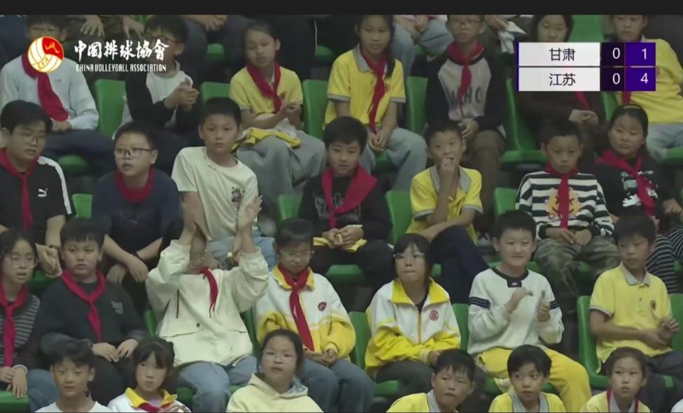 U19女排江苏对甘肃，首局25-10拿下。但苏队一局自由人换自由人达七次！

