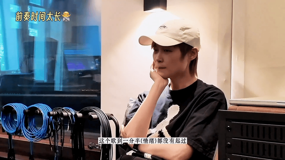 鸡都打鸣了李宇春还在彩排李宇春凌晨5点彩排没睡还是起了 李宇春这高压节奏隔着屏幕