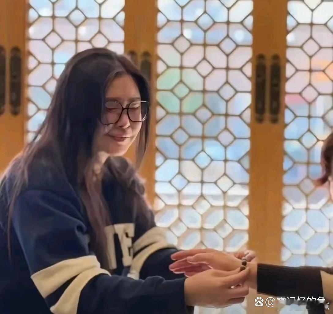 没想到这竟是王祖贤，岁月沉淀，依旧自带独特氛围感。 