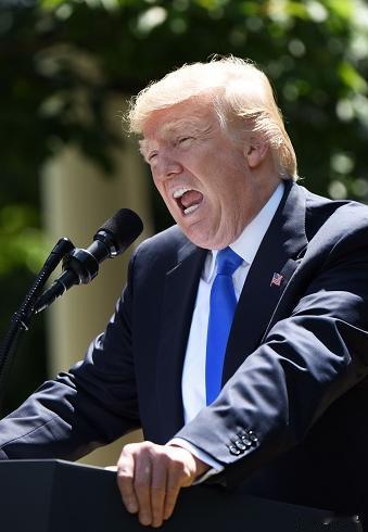 特朗普曾扬言称，如果中国解放台湾，他就会轰炸北京，说白了，特朗普就是在搞美国一直