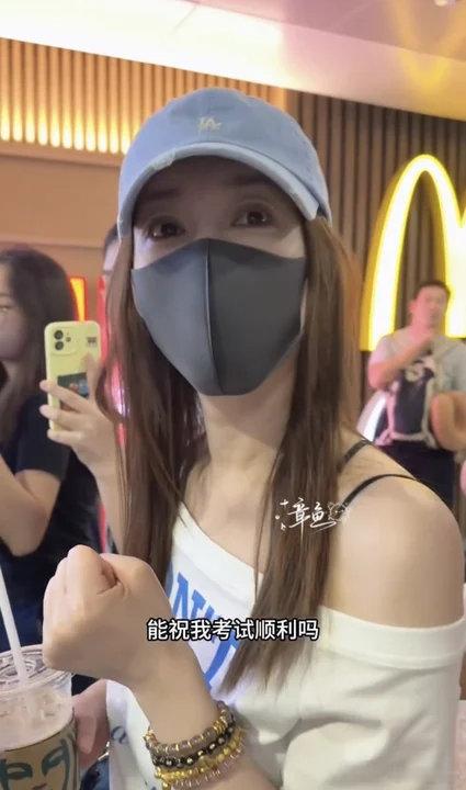 李小冉出发录制新综艺就这个熟人局爽！李小冉出发录制新综艺不想睡的星期五啦！李小冉
