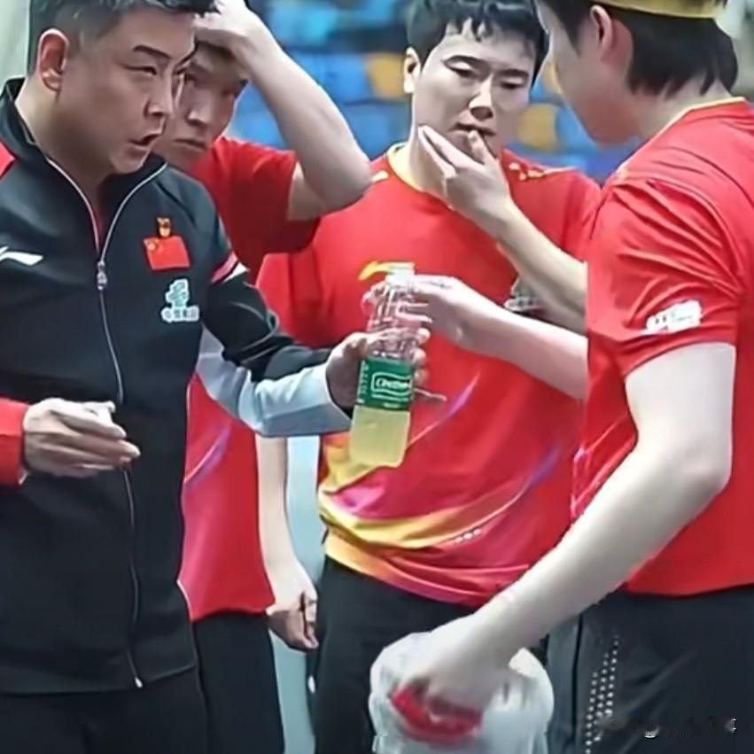 近期，在印度举行的比赛中，中国乒乓球运动员王楚钦展现出了非凡的细心与谨慎。他在擦