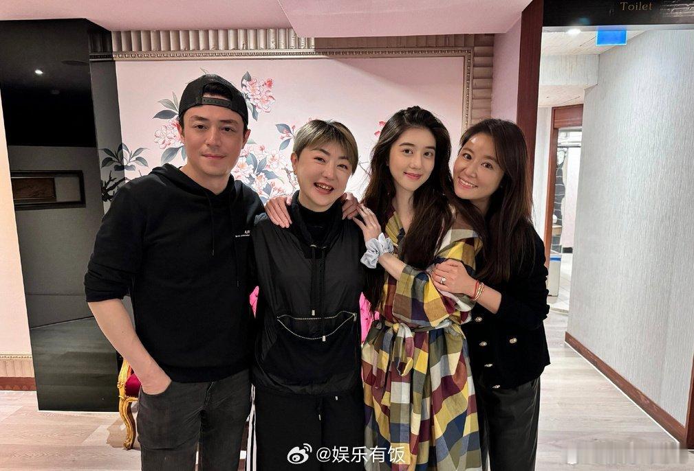 #霍建华李凯馨亲密合照#点进来之前：什么！亲密照？？点进来之后：就这？ ​​​
