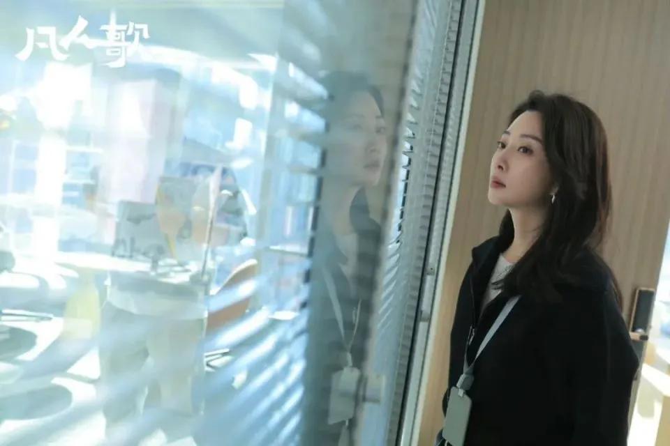 孙俪和殷桃合演过《幸福像花儿一样》，两人是一对跳舞的小姐妹。孙俪饰演的女一，只想