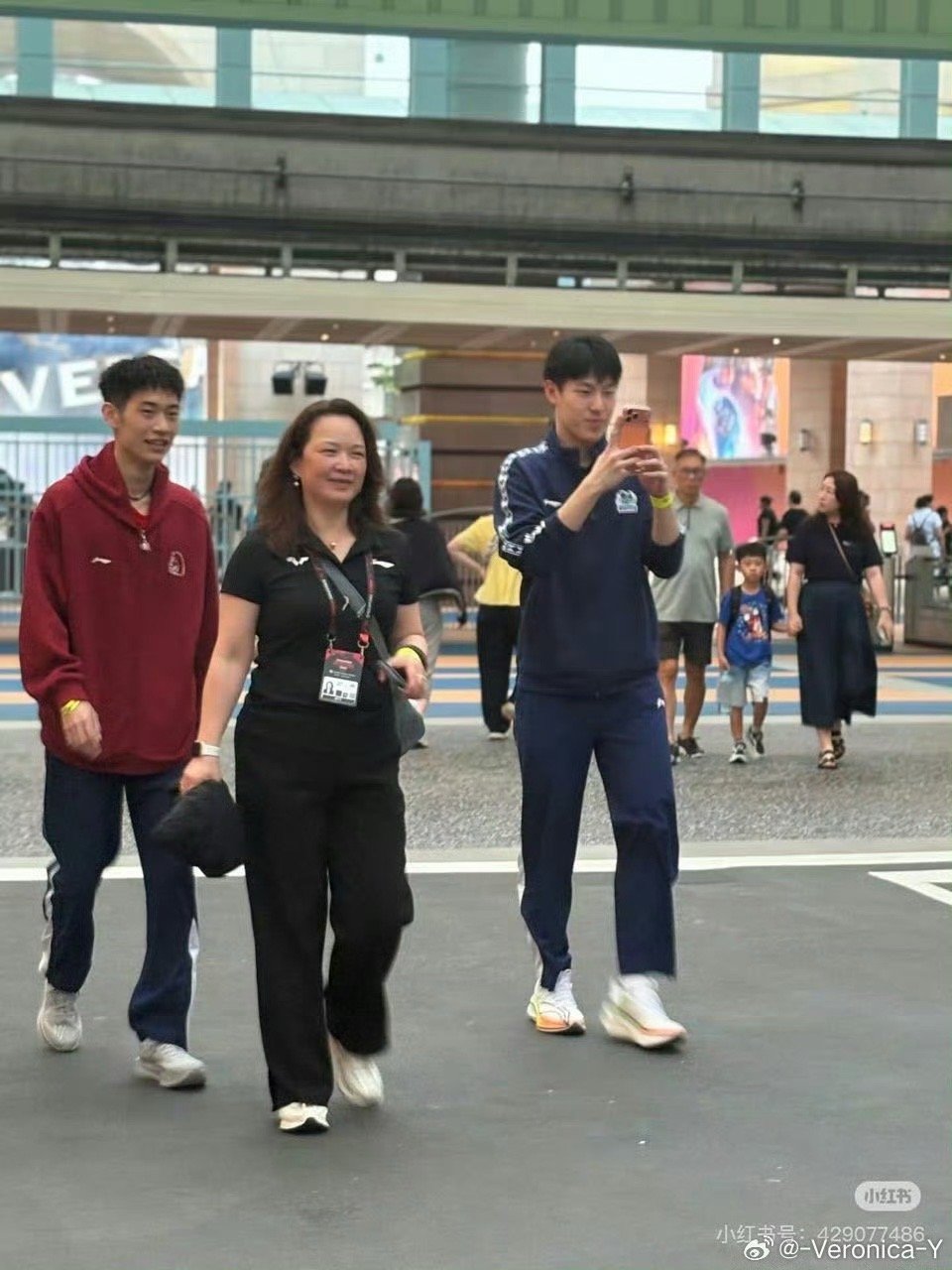 所以筐老湿给他买了个新手机？ 