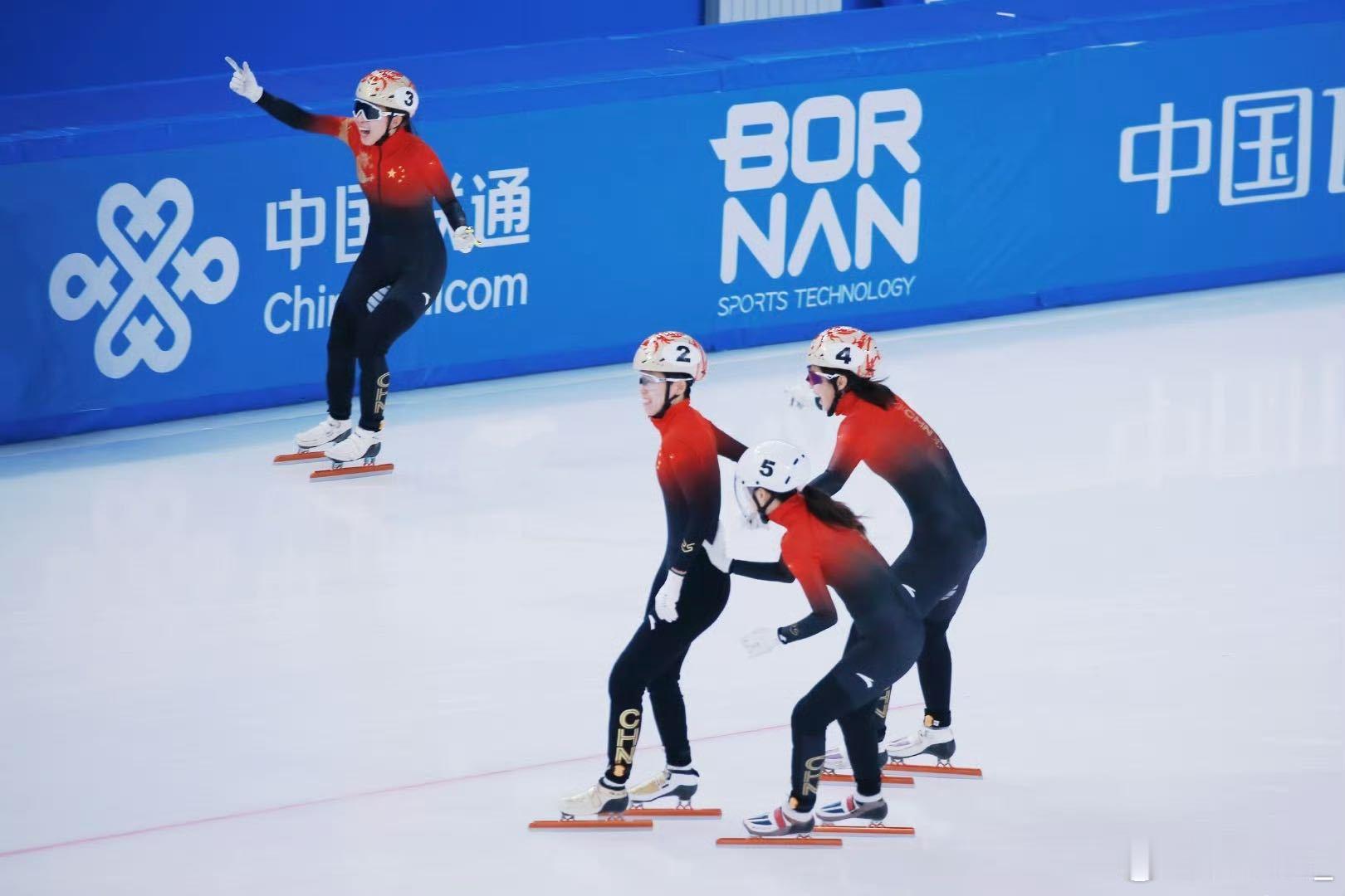 中国短道速滑队女子3000米接夺金 亚冬会短道速滑女子3000米接力，中国姑娘黑