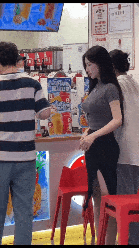 美女无论走到哪里都能混吃的[捂脸]