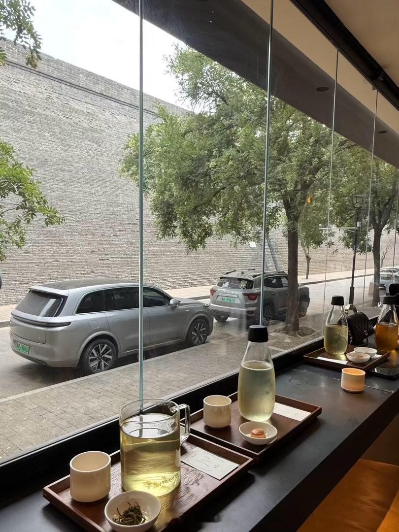 后来那个女孩缓过劲来，她开始热爱生活，她开始相信自己，她接受了所有的事与愿违，接