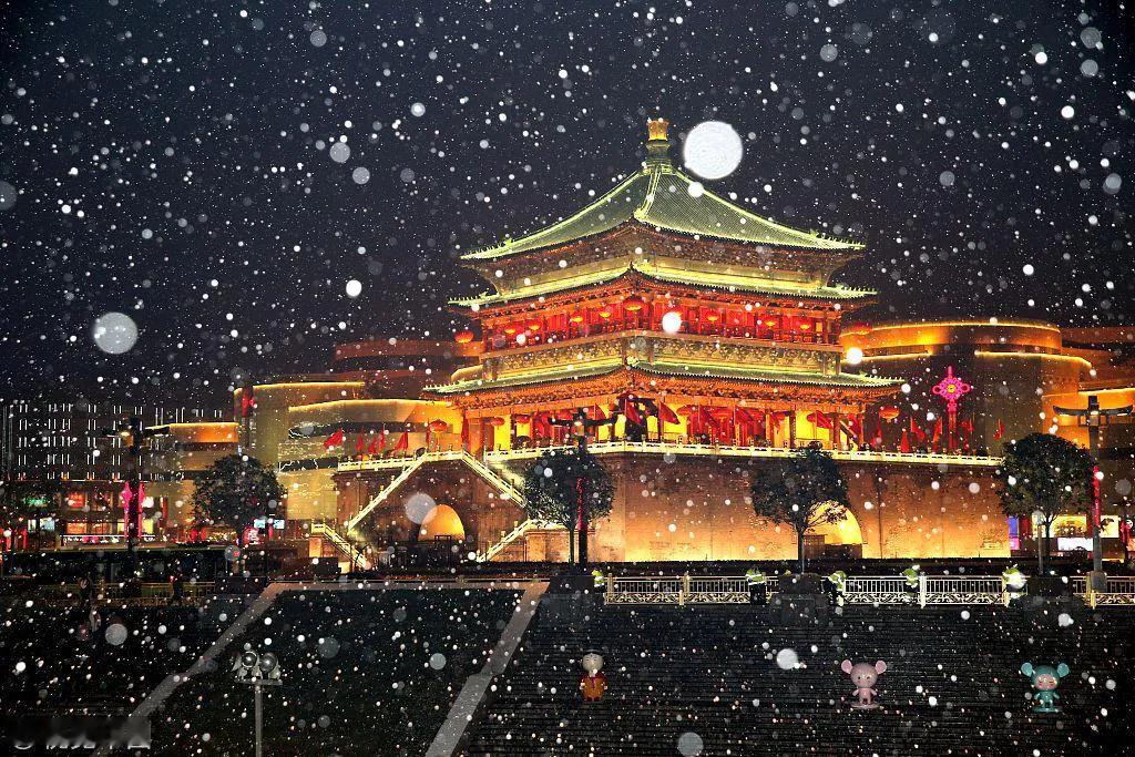 《大雪夜》
 茫茫大雪夜无边，风卷琼花舞九天。
万木凋零千壑寂，孤村冷落几家眠。