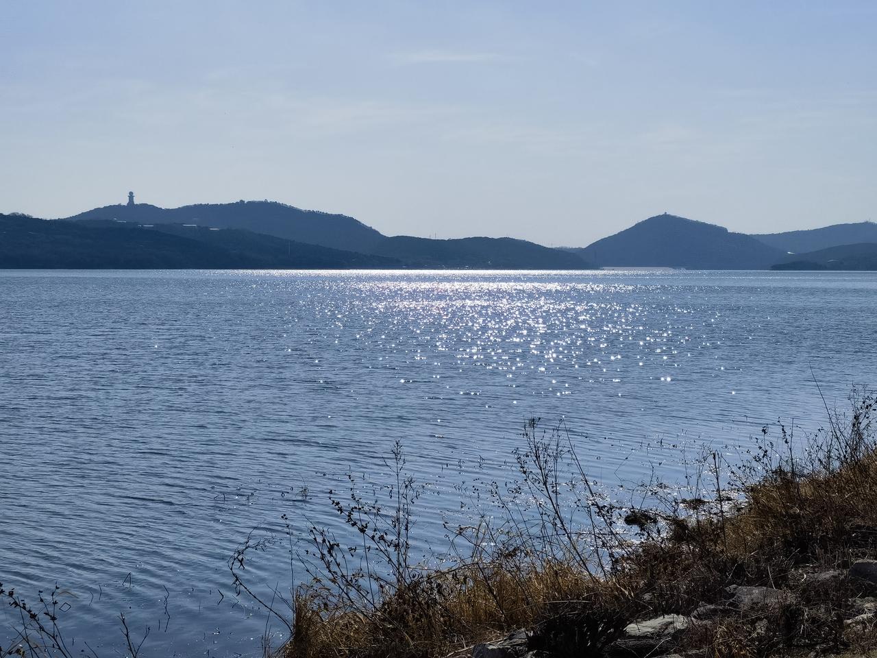 沈阳棋盘山即景
寒食的秀湖当得上水光潋滟晴方好。棋盘山风景区内游人很多，未见断魂